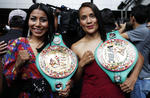Las boxeadoras Jessica Chávez y Lupita Martínez, posan para las cámaras en la Presentación del cinturón Maya.