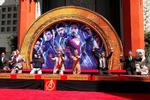 Elenco de Avengers deja sus huellas en el Teatro Chino de Hollywood