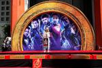 Elenco de Avengers deja sus huellas en el Teatro Chino de Hollywood
