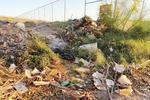 Lo que anteriormente se empleaba como un campo de futbol, hoy está repleto de escombro, ramas secas, basura y animales muertos.
