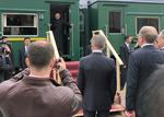 El tren blindado del mariscal norcoreano se paró en la estación ferroviaria de Vladivostok a las 18:00 hora local (08:00 GMT), donde fue recibido sobre una alfombra roja por el ministro para el Desarrollo del Extremo Oriente, Alexandr Kozlov, el viceministro de Exteriores, Ígor Morgúlov.