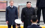 Al salir de la estación, una orquesta militar tocó el himno norcoreano y el ruso, y, antes de subirse a una limusina, Kim y las autoridades rusas pasaron revista a la guardia de honor.