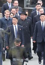 Al salir de la estación, una orquesta militar tocó el himno norcoreano y el ruso, y, antes de subirse a una limusina, Kim y las autoridades rusas pasaron revista a la guardia de honor.