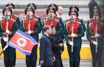 El líder de Corea del Norte, Kim Jong-un, llegó hoy a Vladivostok, donde fue recibido con honores militares en la víspera de su primera reunión con el presidente ruso, Vladímir Putin, que tendrá lugar en esta ciudad del Lejano Oriente ruso.