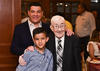 25042019 Víctor Campos acompañado de su hijo y su nieto.
