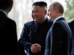 El presidente de Rusia, Vladímir Putin, y el líder norcoreano, Kim Jong-un, exhibieron hoy una gran sintonía personal, a juzgar por las sonrisas y elogios que se dedicaron a lo largo de las tres horas que duró su primera cumbre.