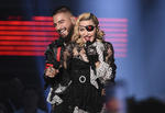La mezcla del pop y el reggaetón se mostró en los Billboard Music Awards cuando Madonna y Maluma subieron al escenario del MGM Grand Garden Arena en Las Vegas, donde enloquecieron al público y a sus compañeros músicos.