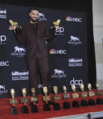 Drake triunfó hoy en los premios Billboard Music Awards 2019 con 12 galardones, un abultado palmarés con el que el canadiense se convirtió, además, en el artista más reconocido de la historia de estas distinciones al sumar ya 27 a lo largo de toda su carrera.
