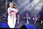 Lupita D'Alessio ofreció un concierto especial para las madres de la Comarca en el que no faltaron las melodías Acaríciame, Mentiras y Mudanzas.