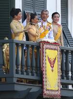 Los reyes saludaron desde un balcón del Gran Palacio Real.
