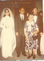 Sr. Manuel Valencia el día de su boda con la Sra. Cristina. Los
acompañan el Padre Manuelito (f) y Francisca Ramos (f).