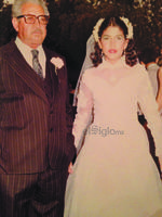 Sr. Armando Miranda acompañando a su hija, Rita Miranda, el día de su boda.