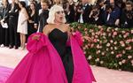 La cantante Lady Gaga posa en la alfombra roja de la Gala Met de 2019.