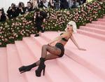 La cantante Lady Gaga posa en la alfombra roja de la Gala Met de 2019 .