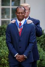 Donald Trump premia a Tiger Woods