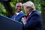 Donald Trump premia a Tiger Woods