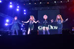 La producción del show incluyó juegos de luces, varias pantallas y diversos cambios de ropa de las artistas, las cuales contaron con el apoyo de cinco músicos.