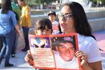 Se organizaron con pancartas y fotos de sus familiares.