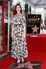La actriz estadounidense Anne Hathaway recibe la 2,663a estrella en el Paseo de la Fama de Hollywood en California, EE. UU.