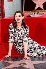 Anne Hathaway recibe estrella en el Paseo de la Fama de Hollywood