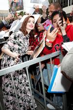 Anne Hathaway estuvo acompañada de la actriz,  Rebel Wilson, con quien protagonizará la nueva cinta Timadoras Compulsivas.
