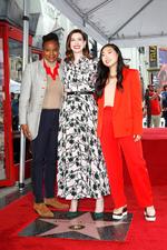 Anne Hathaway posa con la director Dee Rees  y  Awkwafina.