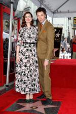 Anne Hathaway y el director Chris Addison.