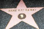 Anne Hathaway y el director Chris Addison.
