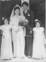 Año de 1945. Matrimonio de Alicia y José Maldonado acompañados de sus pajes Moni y Rosy