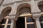 Los arcos polilobulados son considerados como el clásico arco musulmán, así como utilizar el tabique o ladrillo, además de las estrellas representativas del islam, todo ello se integró en esta casa.