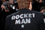 El cantante vestía una chaqueta negra que llevaba en la espalda bordado en lentejuelas plateadas el título de su canción 'Rocket Man', que da nombre también a la película, y un cohete igualmente de lentejuelas en la solapa.