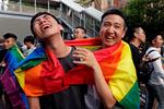 Miles de personas, incluyendo parejas homosexuales, se manifestaron bajo la lluvia en el exterior del parlamento.