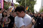 Miles de personas, incluyendo parejas homosexuales, se manifestaron bajo la lluvia en el exterior del parlamento.