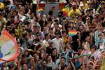 Muchos llevaban carteles con la bandera arco iris que identifica a la comunidad LGBT.
