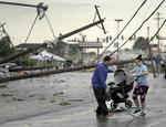 Los meteorólogos advirtieron de que persisten las condiciones para más tornados.