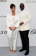 La personalidad estadounidense Kris Jenner  y su pareja, Corey Gamble.