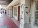 Sobre la avenida Hidalgo y esquina con calle Blanco, las cortinas metálicas de un negocio están pintadas desde hace meses.