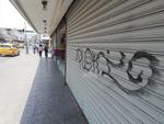 Sobre la avenida Hidalgo y esquina con calle Blanco, las cortinas metálicas de un negocio están pintadas desde hace meses.