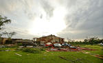 Un tornado de gran tamaño tocó tierra en el extremo occidental de Kansas City, Kansas.