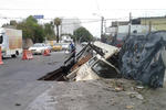En Hidalgo esquina con avenida Juan Pablos un camión cayó en una zanja a consecuencia del debilitamiento del pavimento.