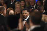 El público con múltiples generaciones de astros de Hollywood, de Michael B. Jordan y Mahershala Ali a Cicely Tyson y Morgan Freeman se unió al actor en el aplauso.