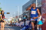 El keniano Nixon Kiplagat fue el primer competidor en terminar los 21 kilómetros al realizar un tiempo de 1:05:55.9.