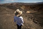 Una turista camina alrededor del borde del cráter Ubehebe.