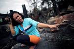 Elena Valeña y su hija descansan en el interior de su casa en una zona deprimida de Quezon.
