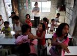 Niños juegan en la clase de una guardería en una zona deprimida de Quezon.