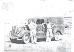 Ford 1940 color verde esmeralda. Dueño, J. Isabel Acosta, y su ayudante, Eleuterio Jáquez Martínez, “El Chafandín”.