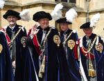 El rey recibe una distinción de la más antigua orden de caballería británica.