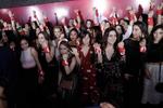 Más de 50 mujeres profesionales del mundo del cine muestran brazaletes rojos amarrados a sus muñecas como parte de la iniciativa #YaEsHora en defensa de la igualdad de género, en la alfombra de la 61 edición de los Premios Ariel.