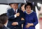 El presidente surcoreano, Moon Jae-in, y su esposa Kim Jung-sook, a su llegada a Osaka.