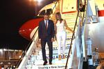 El presidente turco, Recep Tayyip Erdogan (c-dcha), y su esposa Emine (c-izq), llegan a Osaka.
